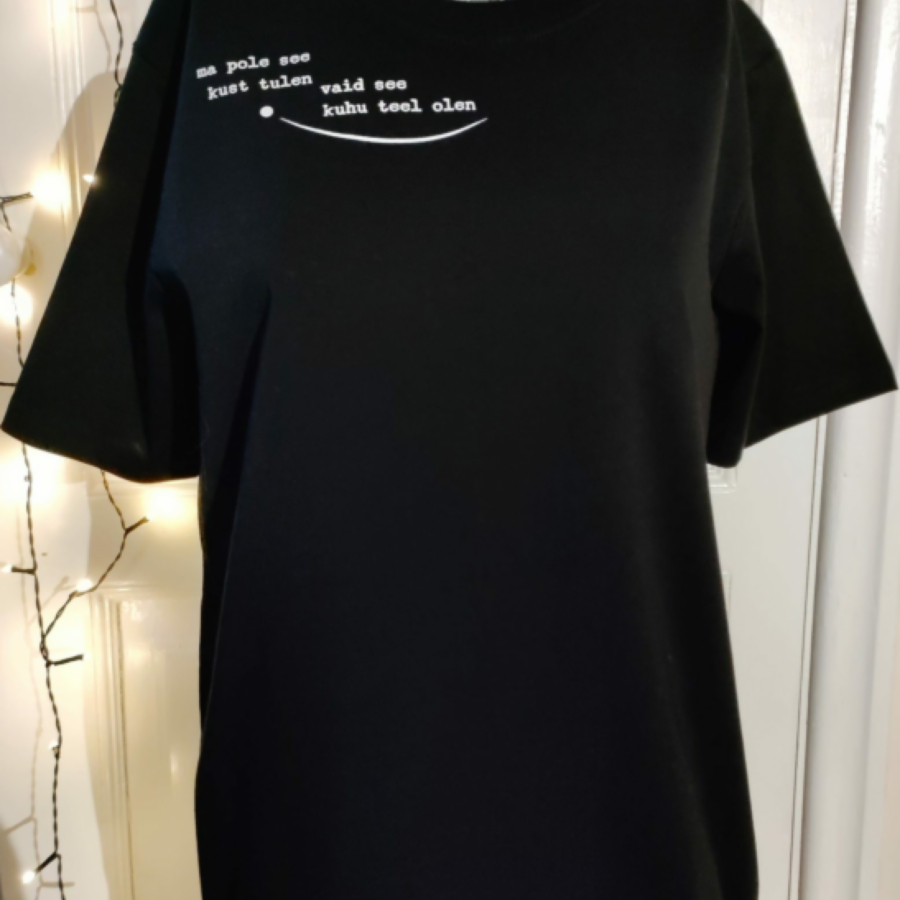 Pluus "ma pole see, kust tulen vaid see kuhu ma teel olen“ must